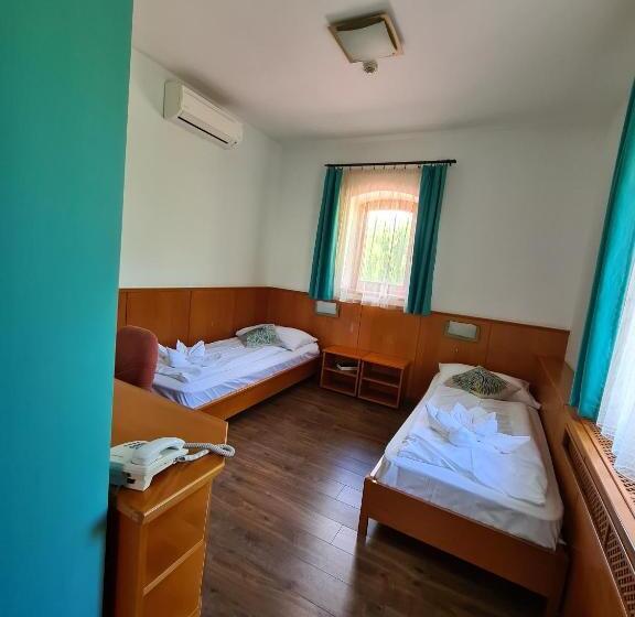 标准间, István Parkhotel és Gasztrofarm