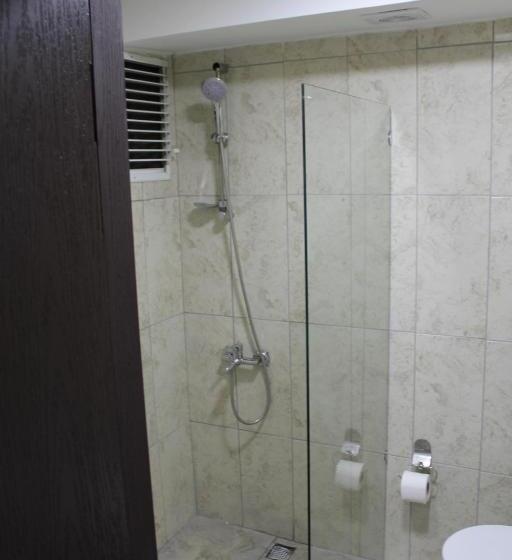 اتاق اکونومی, Abro Necatibey