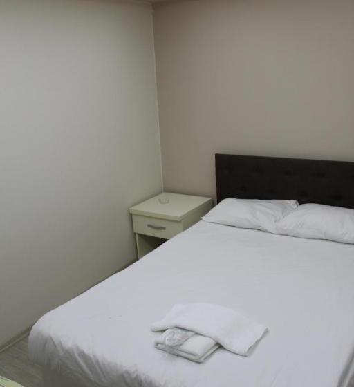 اتاق اکونومی, Abro Necatibey