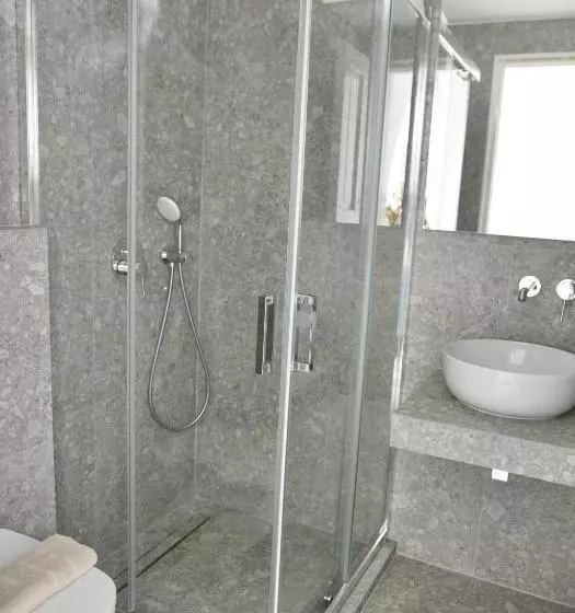 プールビュースタンダードステューディオ, Anthos Apartments