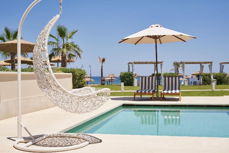 סוויטת ג'וניור עם בריכה, Atlantica Kalliston Resort   Adults Only