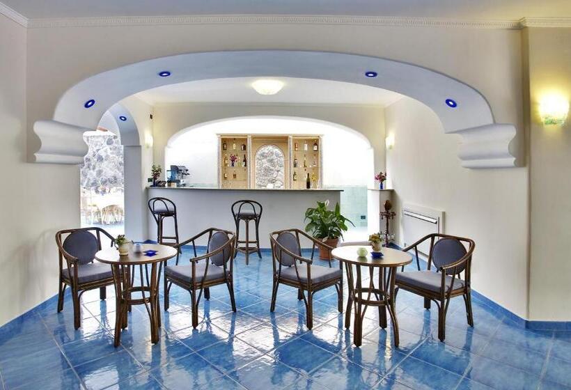 غرفة قياسية مطلّة علي البحر, Belvedere