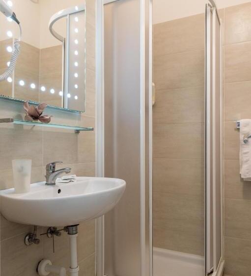 اتاق استاندارد سه نفره, La Perla Rimini