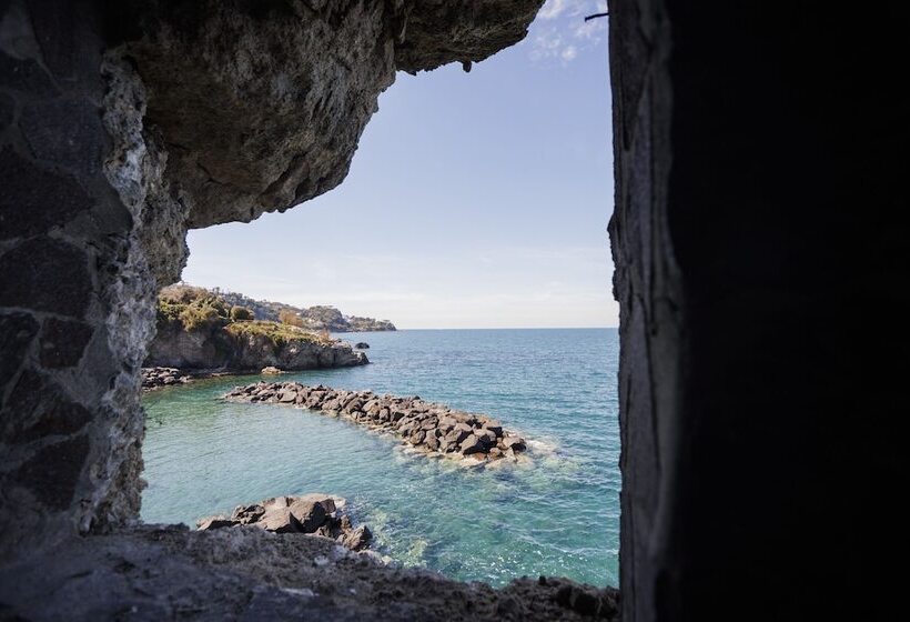 豪华海景房带阳台, Pagoda Lifestyle