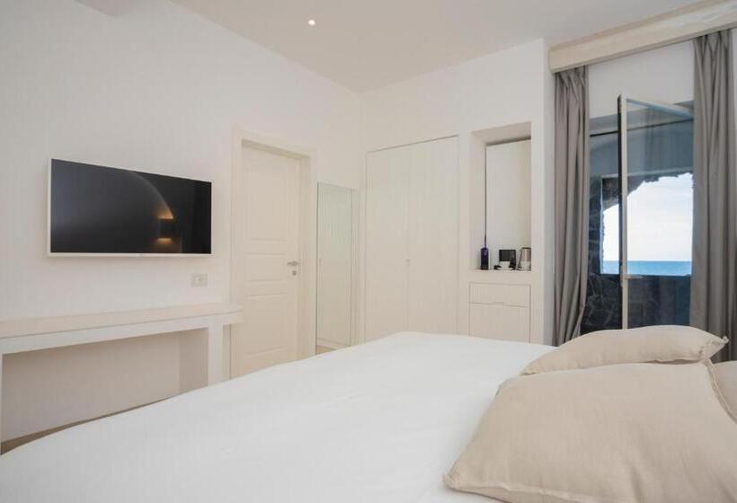 豪华海景房带阳台, Pagoda Lifestyle