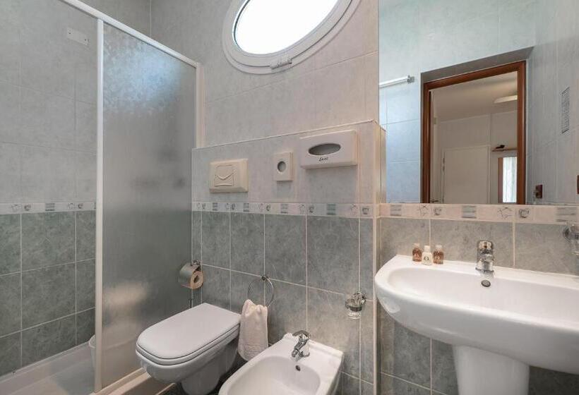 スタンダードトリプルルーム, Pierre