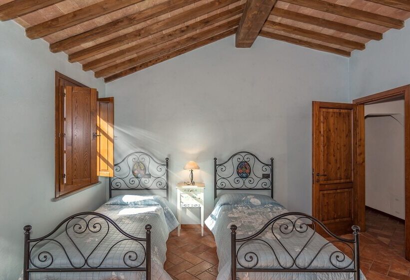 标准三人间, Pisa Holidays