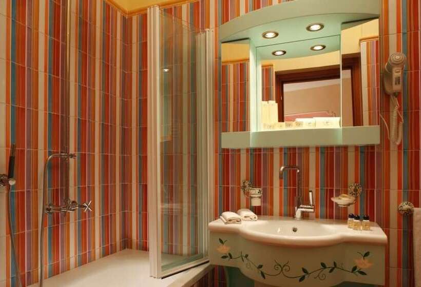 带海景的高档三人间, Prestige