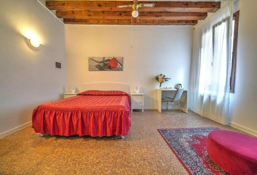 اتاق خانوادگی با سرویس بهداشتی مشترک, Residenza Briati