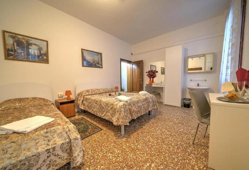 اتاق خانوادگی با سرویس بهداشتی مشترک, Residenza Briati