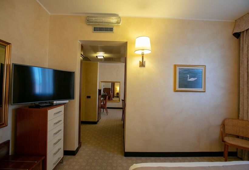 חדר סטנדרט לשלושה, Scia' On Martin