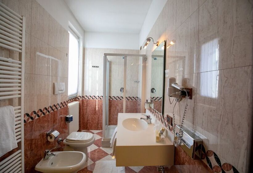 חדר סטנדרט לשלושה, Scia' On Martin