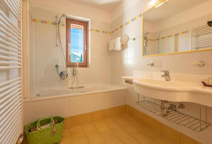 جناح جونيور, Villa Stefania