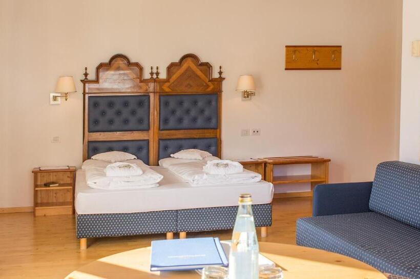 جناح جونيور, Villa Stefania