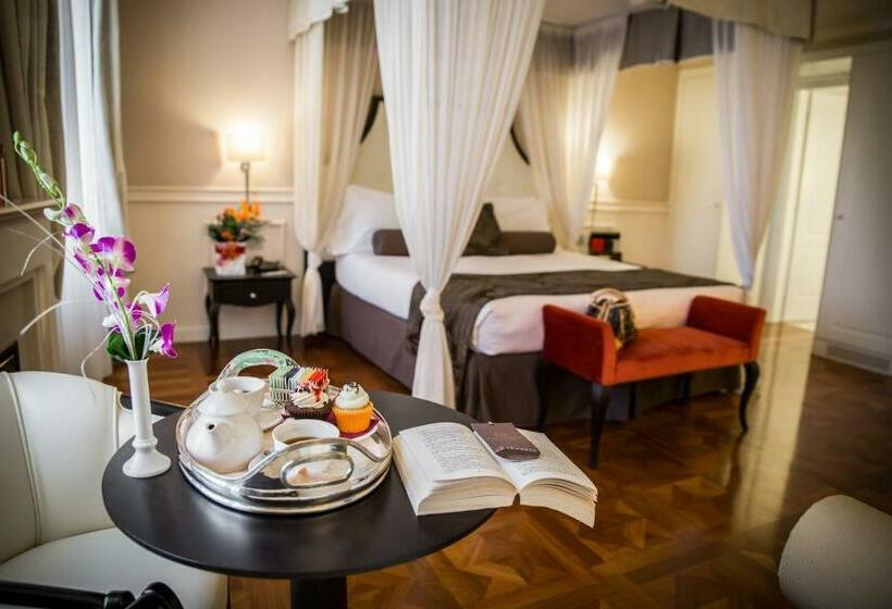 سوییت جونیور, Victoria Hotel Letterario