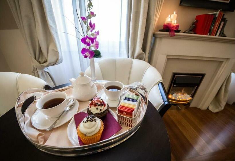 سوییت جونیور, Victoria Hotel Letterario