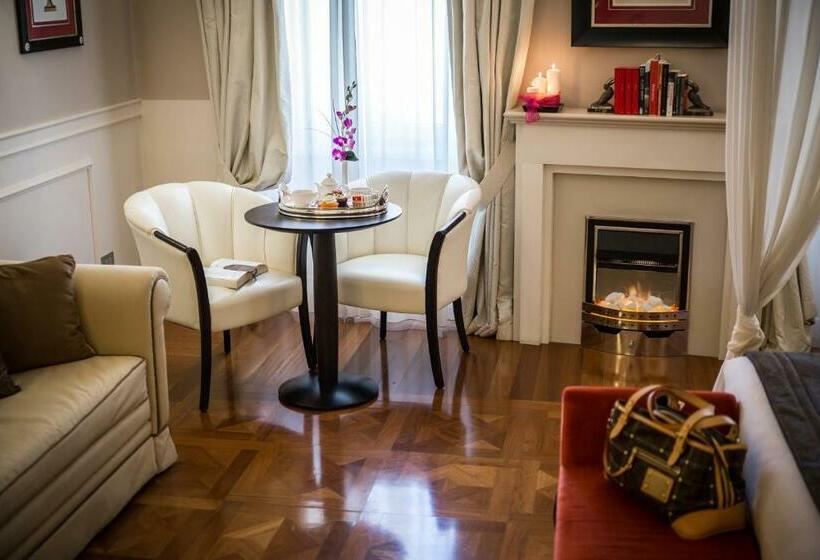 سوییت جونیور, Victoria Hotel Letterario