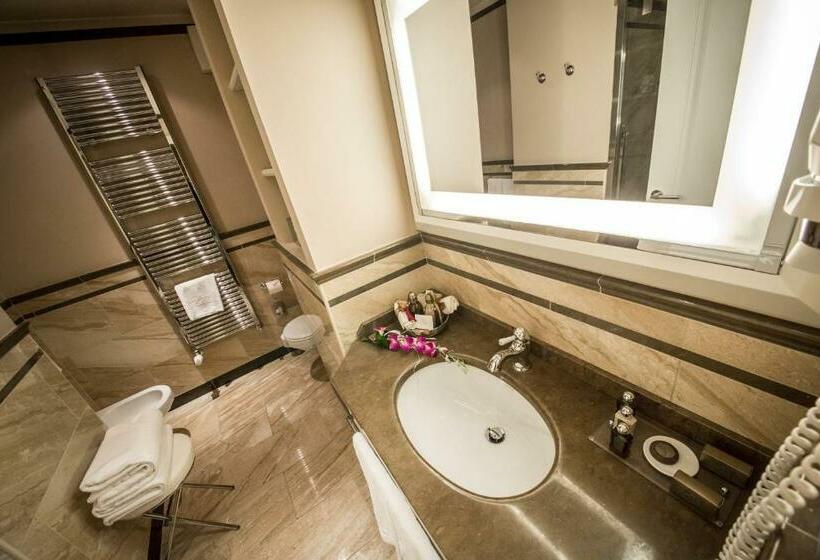 سوییت جونیور, Victoria Hotel Letterario