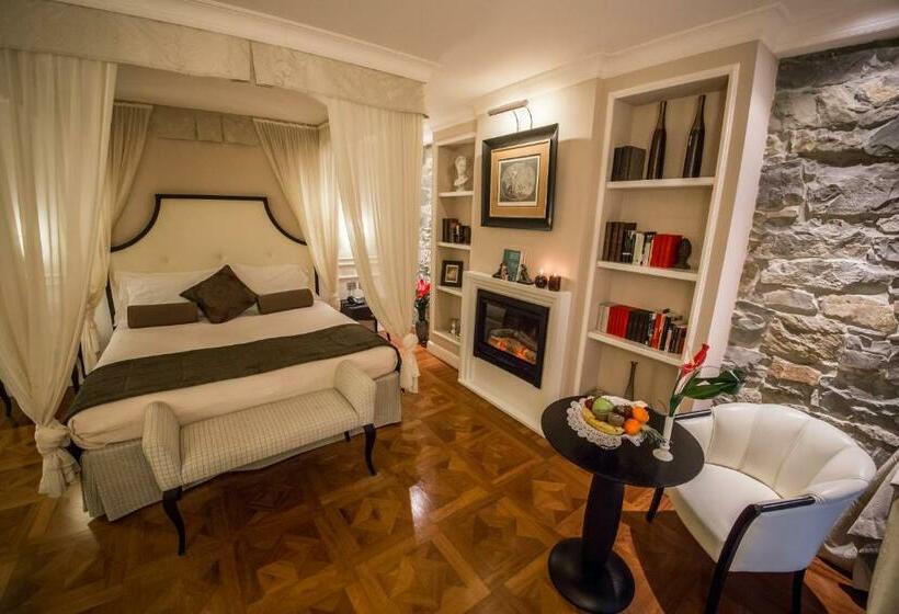 سوییت جونیور, Victoria Hotel Letterario