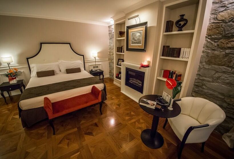 سوییت جونیور, Victoria Hotel Letterario