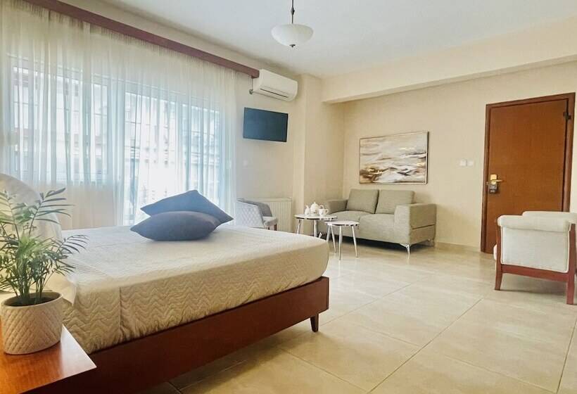 חדר משפחתי, Alkyonis Hotel