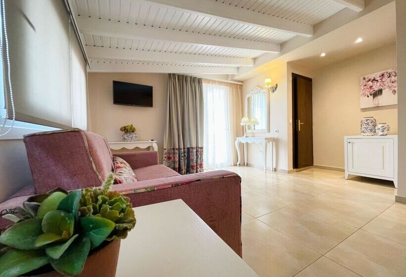חדר משפחתי, Alkyonis Hotel