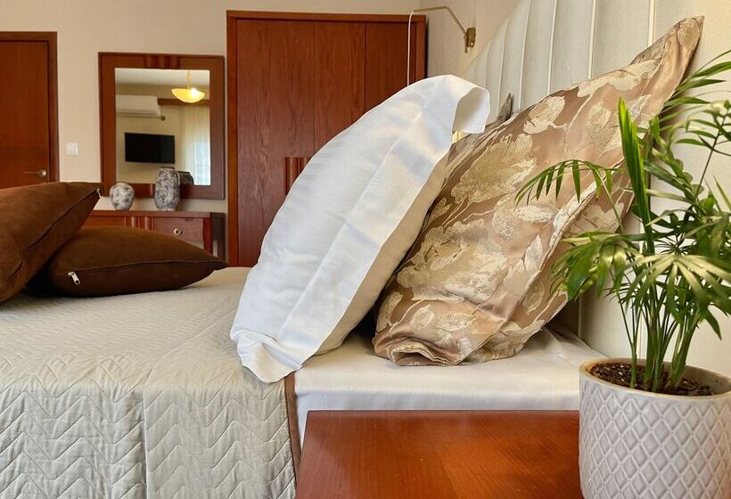 חדר משפחתי, Alkyonis Hotel