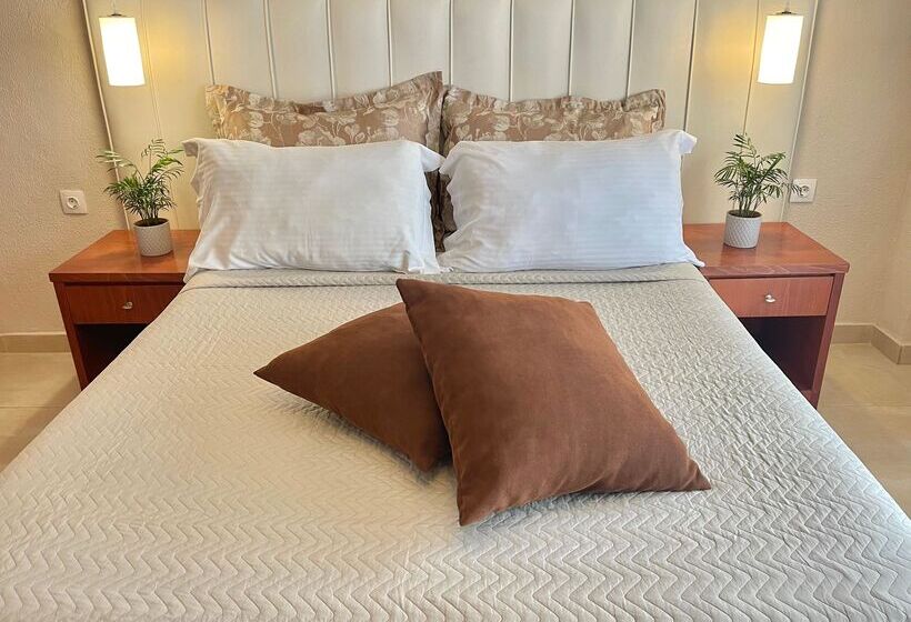 חדר משפחתי, Alkyonis Hotel