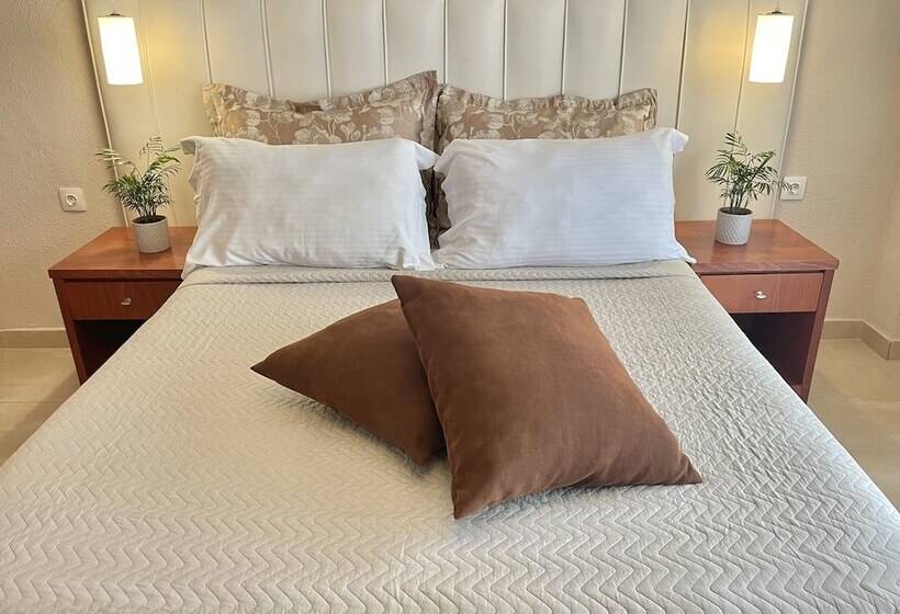 חדר משפחתי, Alkyonis Hotel