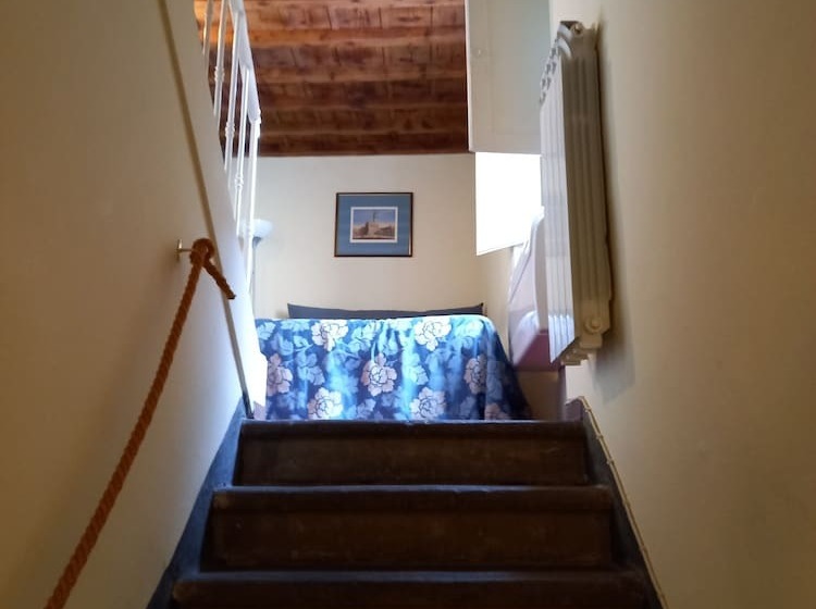 اتاق راحتی یک تخته, Tourist House