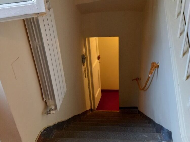 اتاق راحتی یک تخته, Tourist House