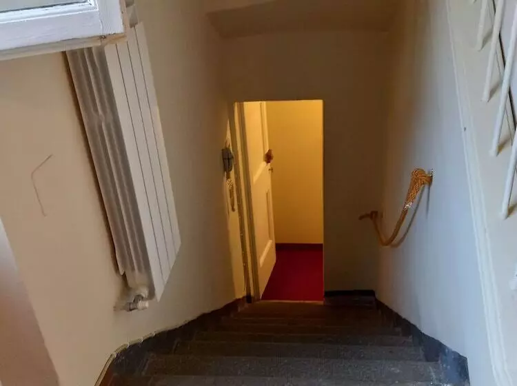 اتاق راحتی یک تخته, Tourist House