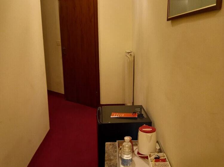 اتاق راحتی یک تخته, Tourist House
