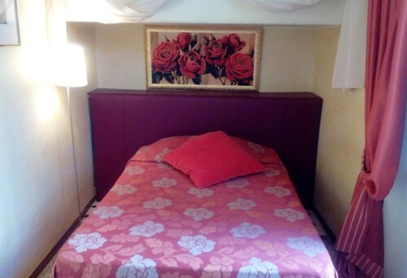 اتاق راحتی یک تخته, Tourist House