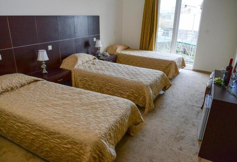 חדר סטנדרט לשלושה, Arta Palace