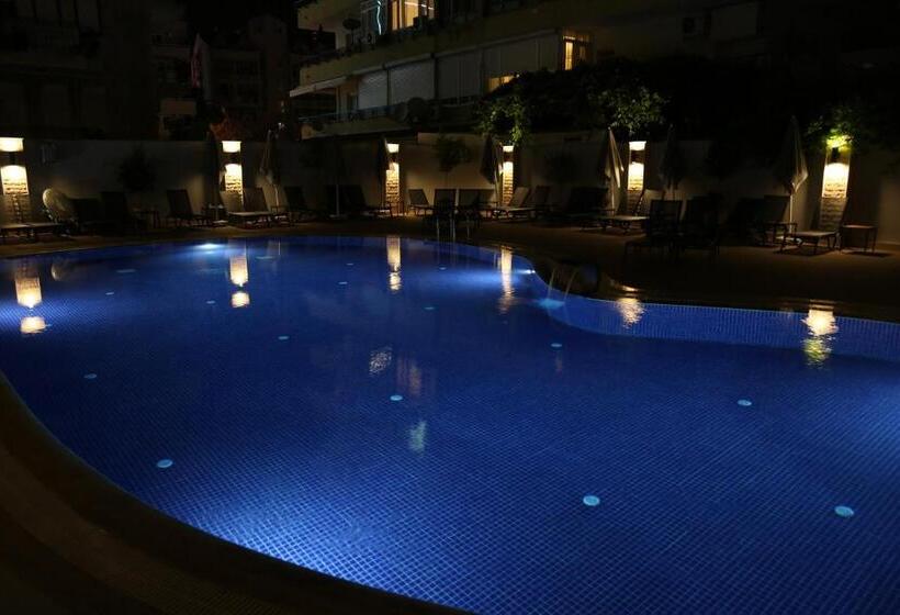 غرفة قياسية مطلّة علي حمام السباحة, Asli