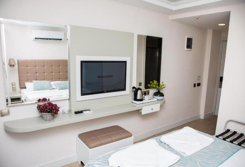 غرفة قياسية مطلّة علي حمام السباحة, Asli