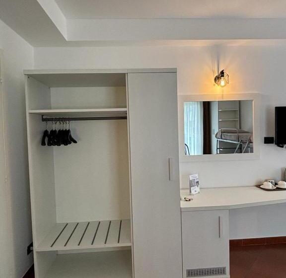 标准三人间, Delle Rose