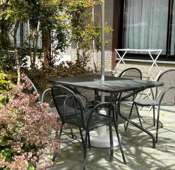 家庭间, Delle Rose