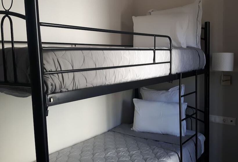 اتاق اکونومی, Dimitra Boutique