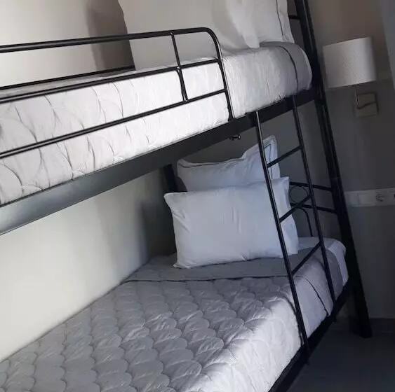 اتاق اکونومی, Dimitra Boutique