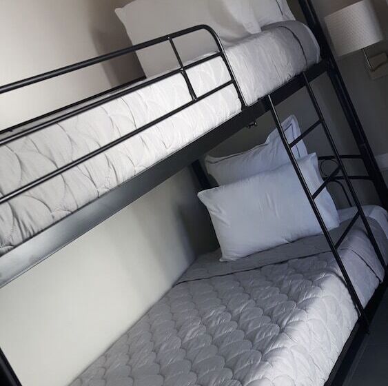 اتاق اکونومی, Dimitra Boutique