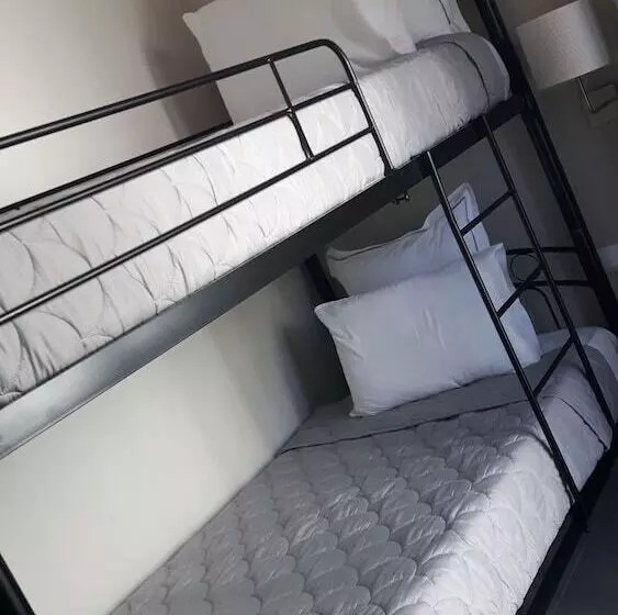 اتاق اکونومی, Dimitra Boutique