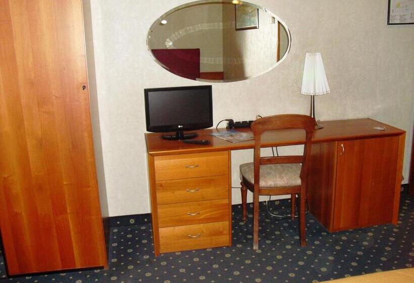 标准三人间, Il Cecchini