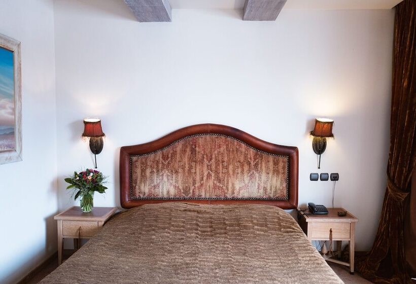 غرفة إدارية ثلاثية, Mainalon Resort