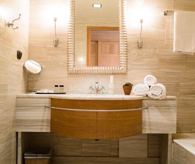 غرفة إدارية مطلة على المتنزه, Mainalon Resort