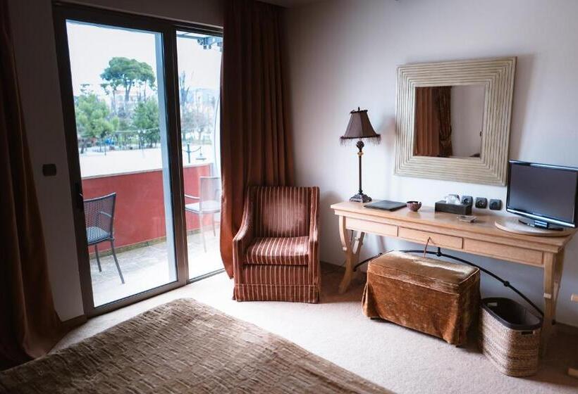 غرفة إدارية ثلاثية, Mainalon Resort