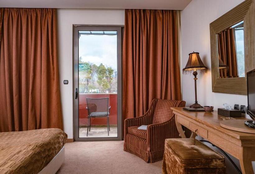 غرفة إدارية ثلاثية, Mainalon Resort