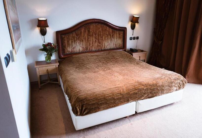 غرفة إدارية ثلاثية, Mainalon Resort