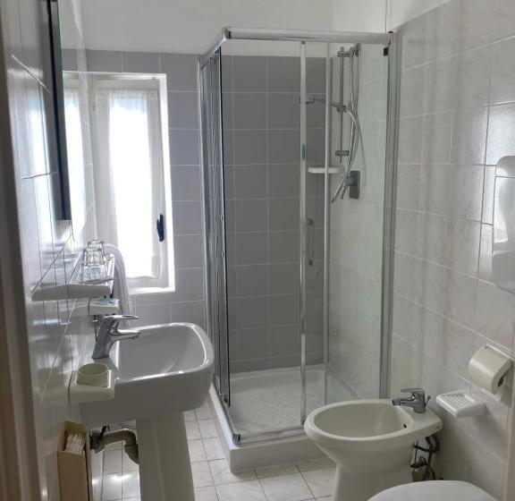 חדר סטנדרט לשלושה, Nettuno